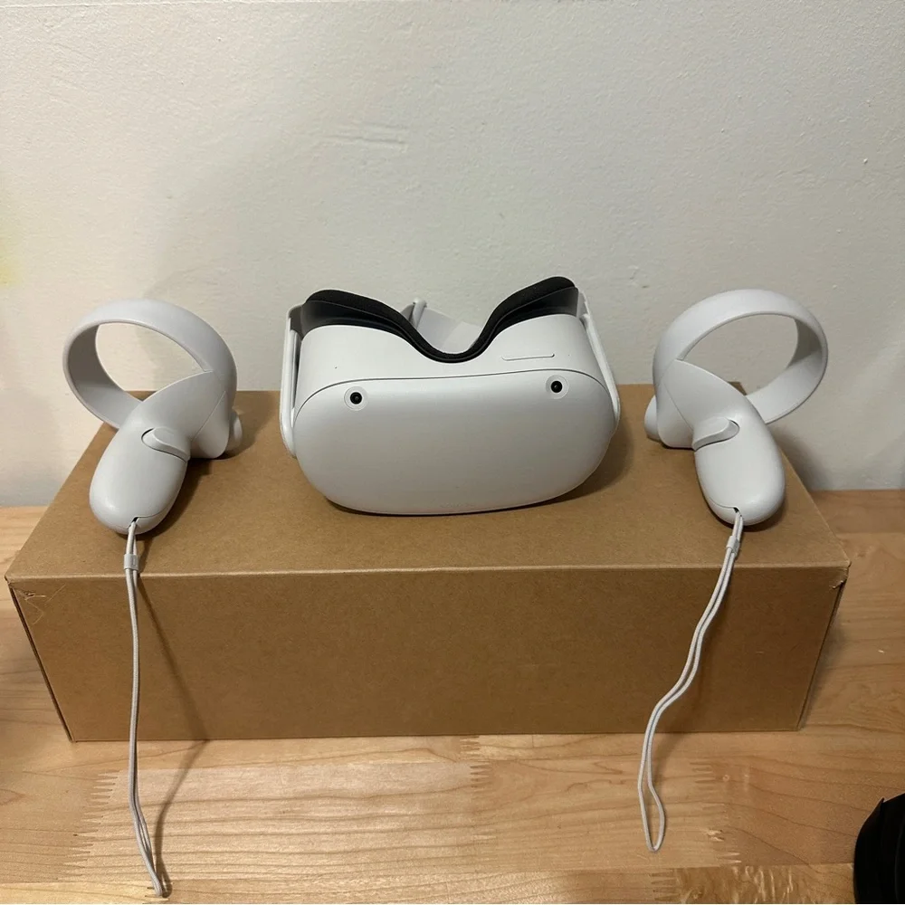 Meta Quest 2 128GB VR Headset White, Excellent Condition No charger Included